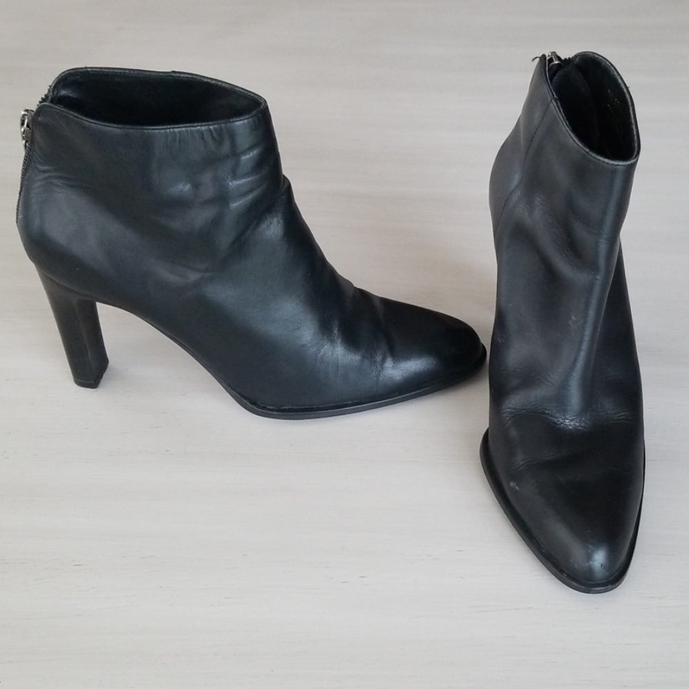 Black leather bootie by Apostrophe